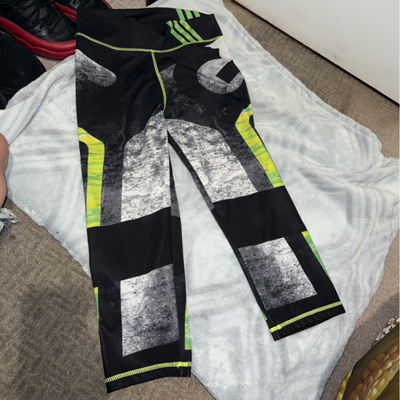 Athletic wear set open back shirt/Elastic capris pant barley worn. Sold as set - Picture 10 of 10